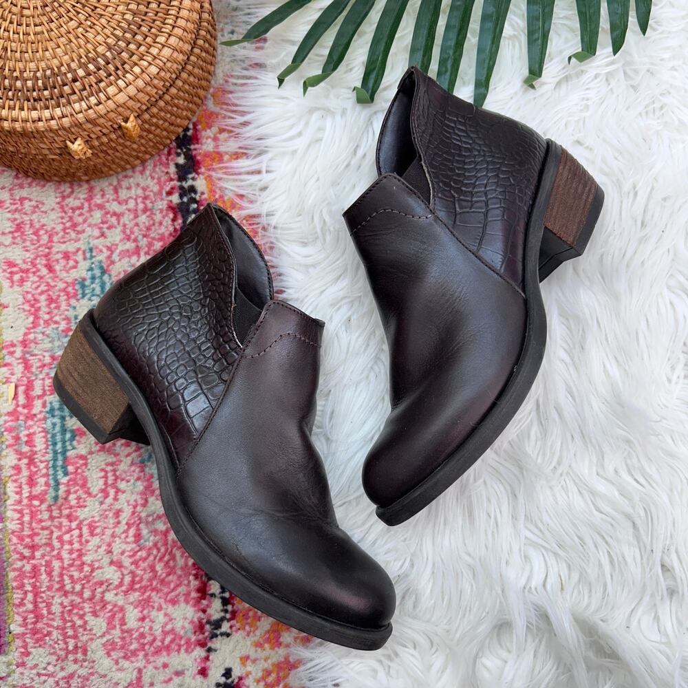 $170 David Tate Chocolate Brown Leather Ankle Boot Bootie 8N NARROW Croc Heel